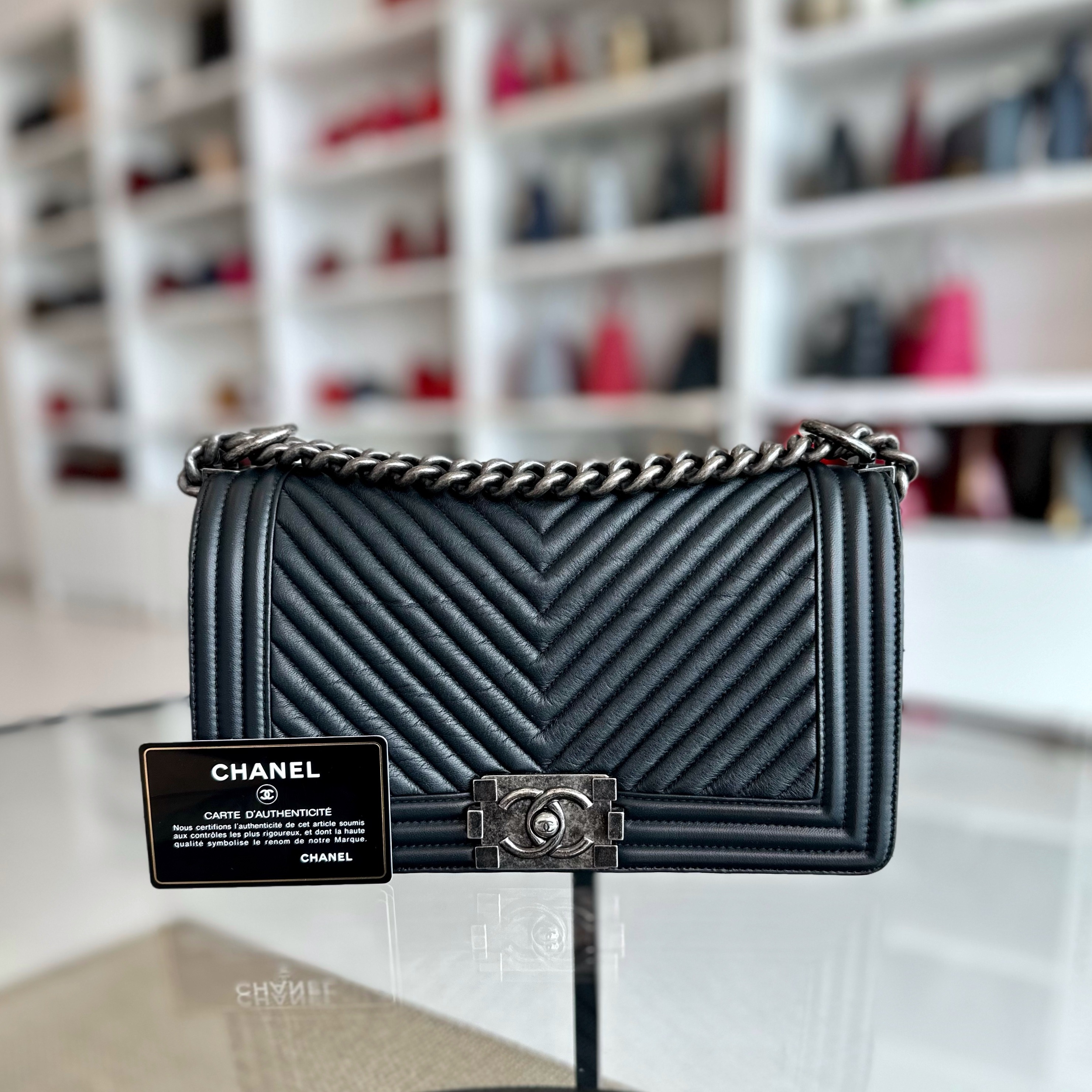 Chanel le 2025 boy chevron black