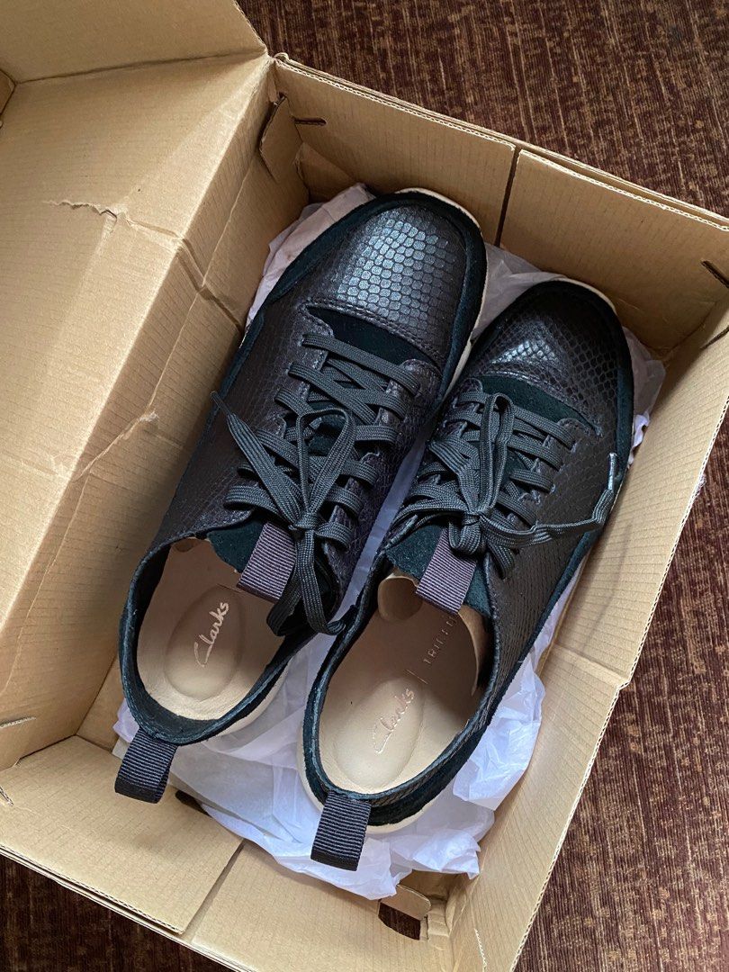 Clarks tri spark black top