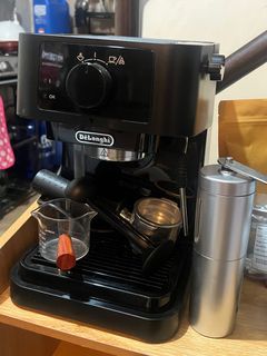 Delonghi Pump Driven Espresso Maker with free Manual Coffee Grinder and Measuring Cup