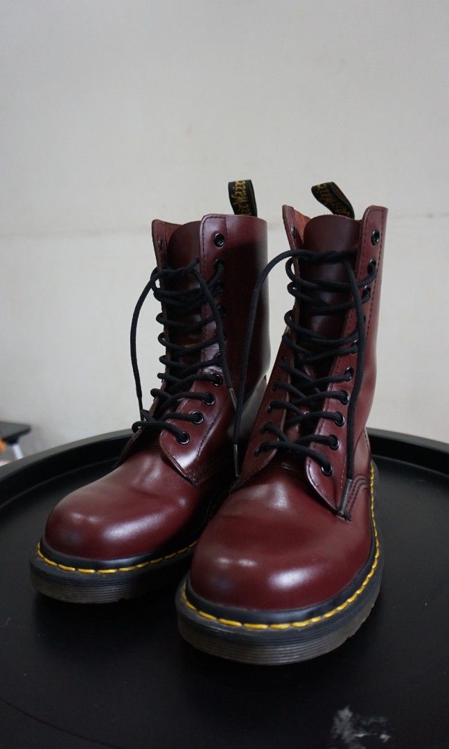 Dr. Martens 1490 Red Cherry Fesyen Wanita Sepatu di Carousell