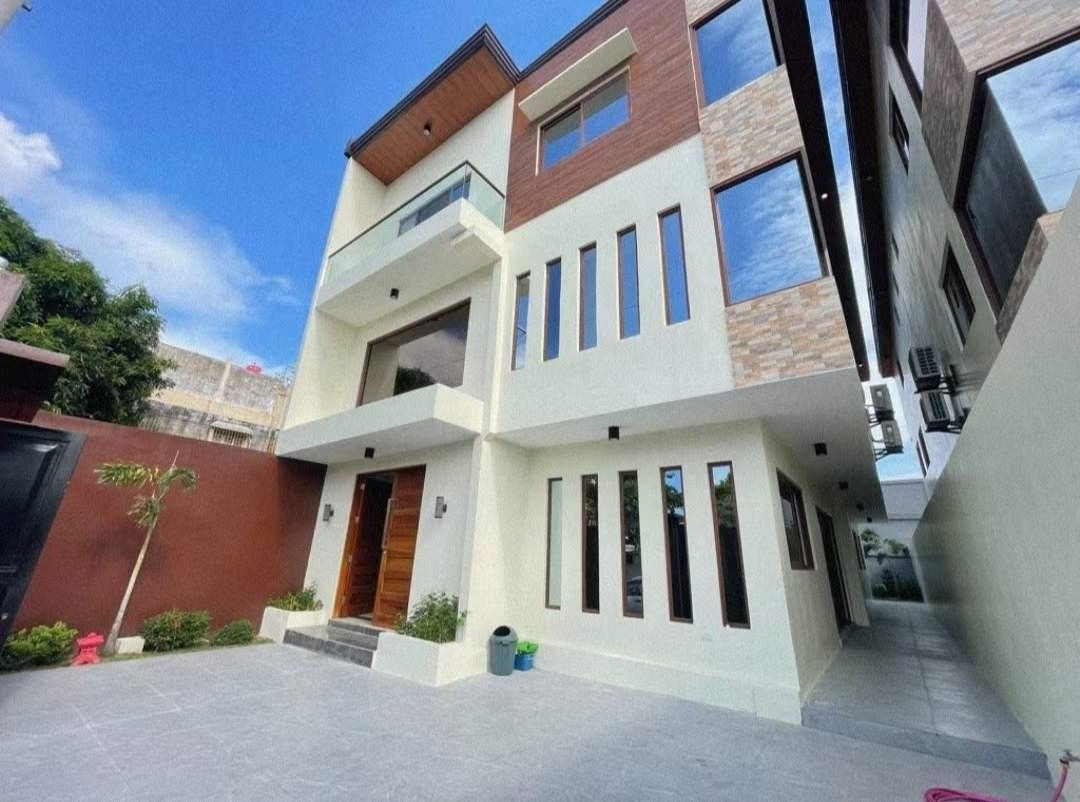 House for Rent Multinational Village (Category: House & Lot) located in Manila. Submitted by olxph_222526558 (Listing ID 1275905209, Image 1). Description: Multinational Village house for Rent/Sale Bedroom 6 Bathroom 7 Powder room Maids room Garden Parking For rent 120,000.