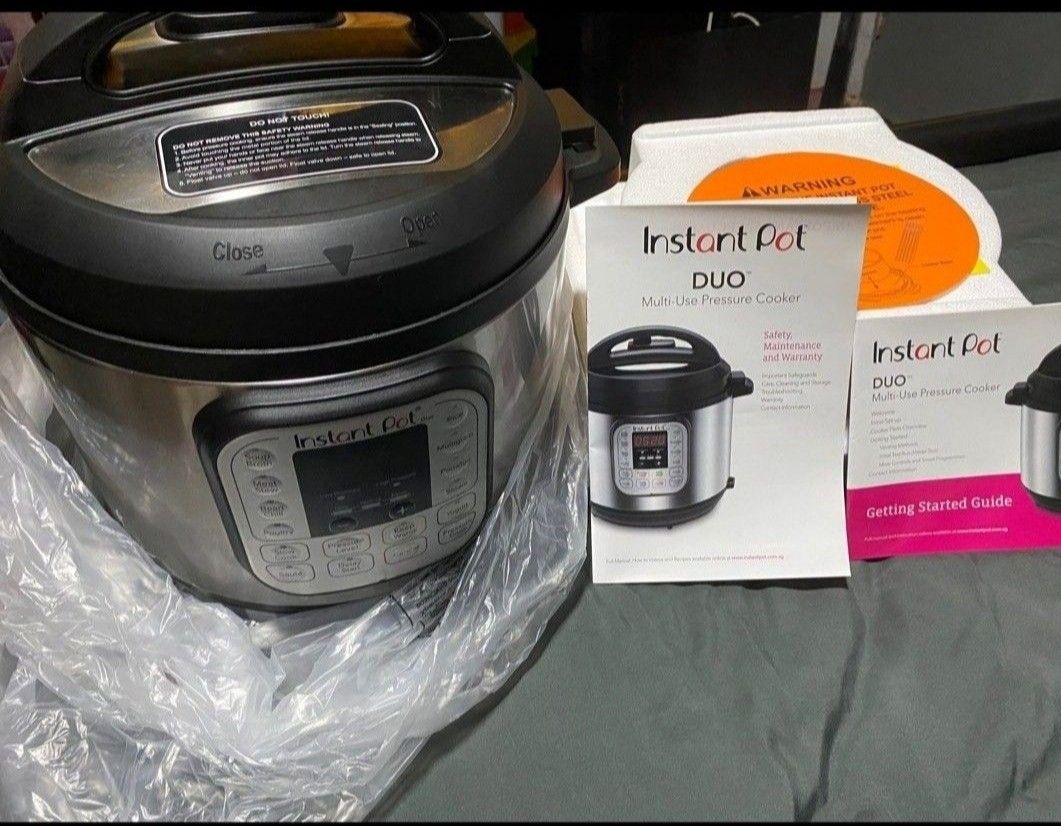 https://media.karousell.com/media/photos/products/2024/1/2/instant_pot_duo_7_in_1_pressur_1704210965_9bbde88a_progressive.jpg