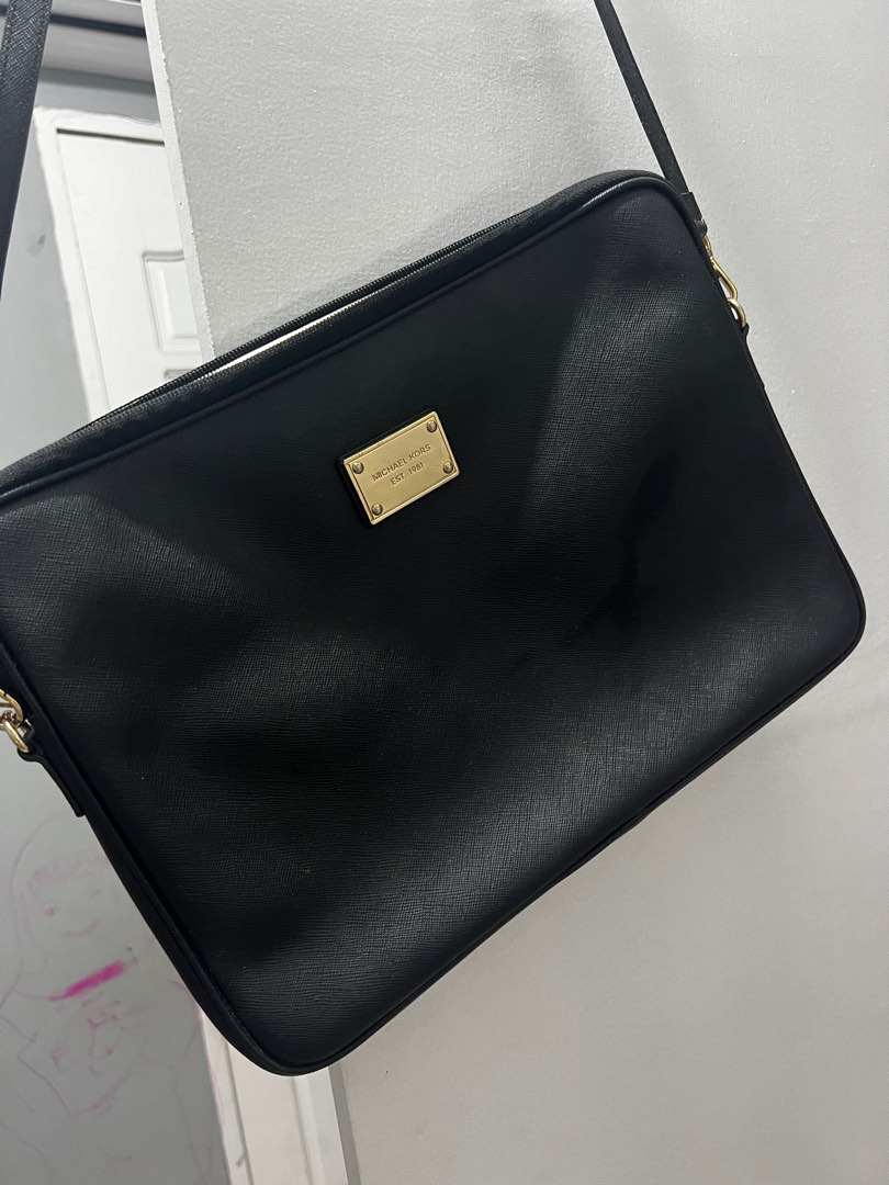 Michael kors best sale tablet bag
