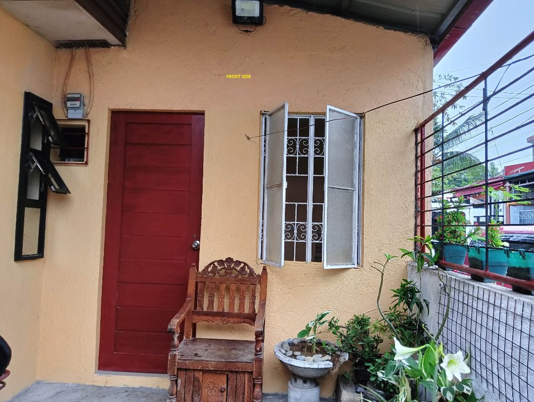 Room with own entrance door, living/.dinning area, OWN C.R. and SINK