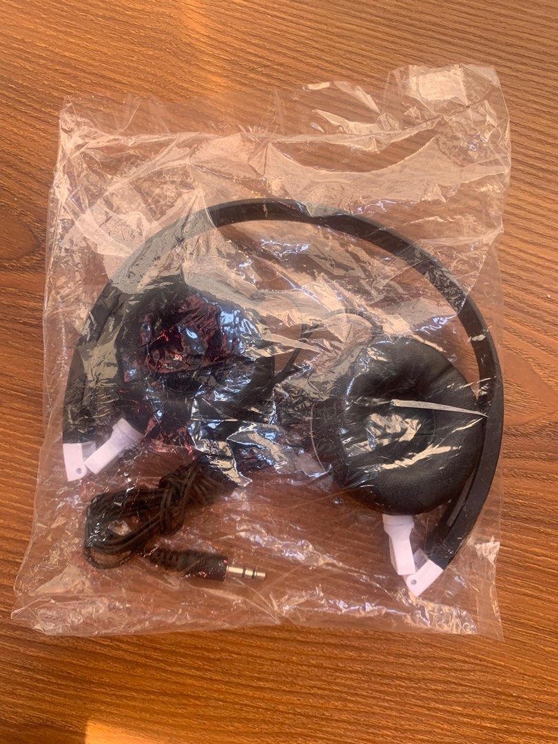 Simple Headset (Category: Headphones & Headsets) located in Singapore. Submitted by sylence2009 (Listing ID 1275922935, Image 3). Description: Simple headset for listening to music. It’s brand new in sealed pack. Christmas gift and not using it. Delivery via SingPost registered Tracked parcel. .