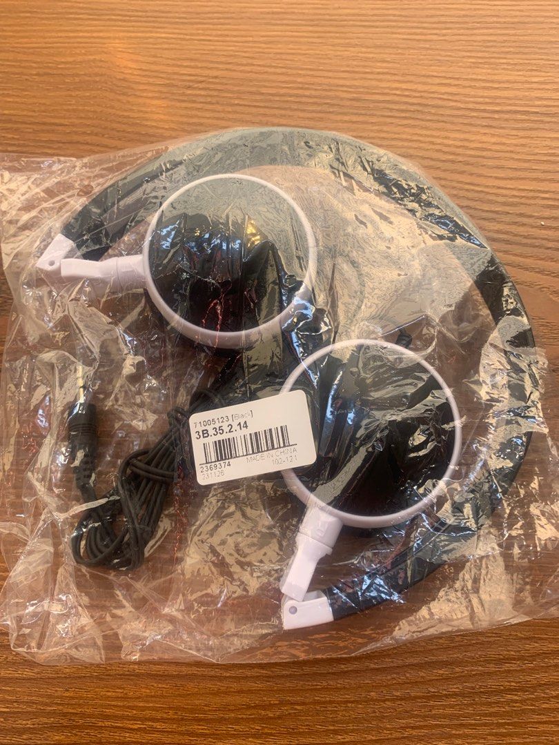 Simple Headset (Category: Headphones & Headsets) located in Singapore. Submitted by sylence2009 (Listing ID 1275922935, Image 2). Description: Simple headset for listening to music. It’s brand new in sealed pack. Christmas gift and not using it. Delivery via SingPost registered Tracked parcel. .