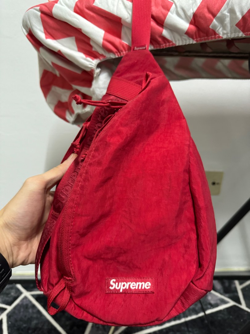 Supreme fw20 hotsell sling bag