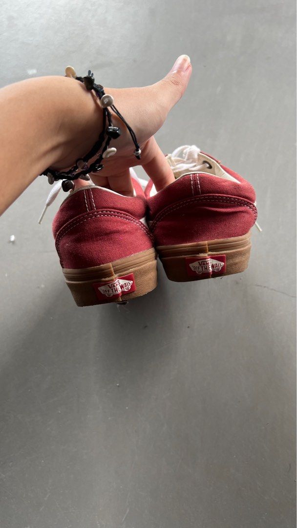 Red vans old discount skool on feet