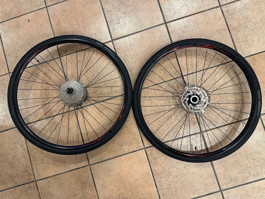 Wheelset 700C thru axle. Tyre 28mm. 11 speed Sports Equipment