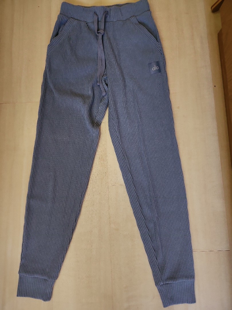 Alo Yoga Muse Sweatpants, Women's Fashion, Bottoms, Other Bottoms on  Carousell