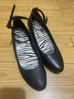 Black shoes with kitten heels