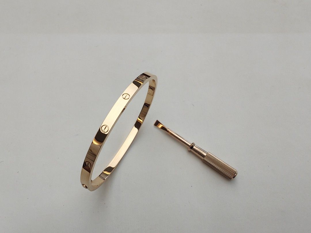 カルティエ 卡地亞Cartier LOVE窄版手镯 New Style Size17 Bracelet(官方推薦店)🔥Discount offered （分類：飾物及配件）位於 Hong Kong。 由 jacky.appraiser 提交（商品編號 1280820872，圖片 1）。簡介： LOVE 系列於 1969 年在紐約誕生，現已成為全球標誌。 這一切都始於第一個創作，即由珠寶大師 Aldo Cipullo 設計的黃金 LOVE 手鐲。 自問世以來，LOVE 手鐲為本世紀一些最具代表性的情侶手腕增光添彩， 該系列現已擴展至包括各種手鐲、戒指、項鍊和耳環，並以鑽石裝飾詮釋獨特的情感表達。 鎖住你的愛，直到永遠。 官網新款售價：37,800 品牌：Cartier 系列：Love 名稱：窄版無鑽石 材質：750玫瑰金 尺寸：17 寬度：3.65毫米 配件：螺絲批/卡地亞保證書 產品型號：B6047317 安心服務：商品均設陪驗認證服務 新＼舊款式：新款 (新款價值高於舊款) 新＼舊程