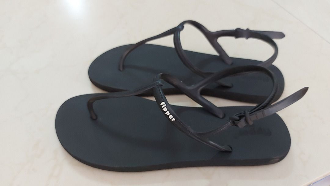 Fipper Strappy Black size UK 8 Fesyen Wanita Sepatu di Carousell