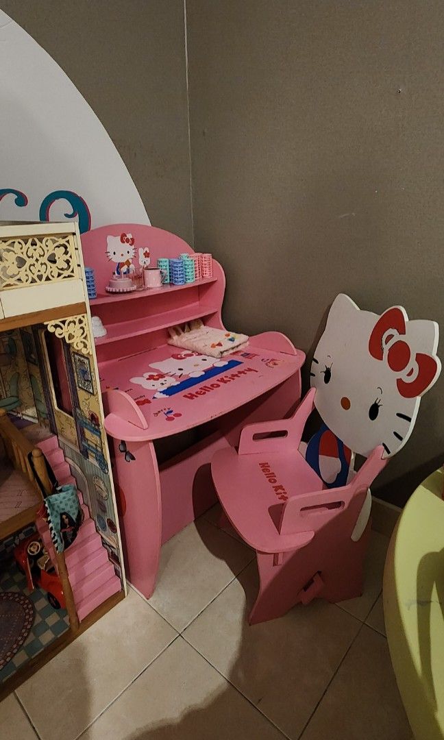Hello kitty study store table and chair
