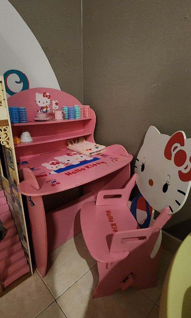 Hello kitty study store table and chair