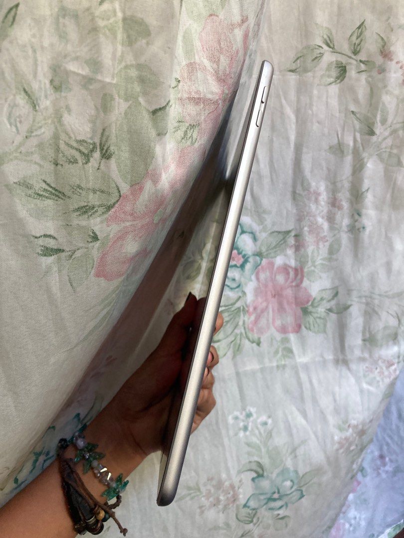 Ipad 6th gen with apple pencil 1 (Category: iPad) located in Tuguegarao City. Submitted by yaziefied (Listing ID 1280999274, Image 3). Description: .