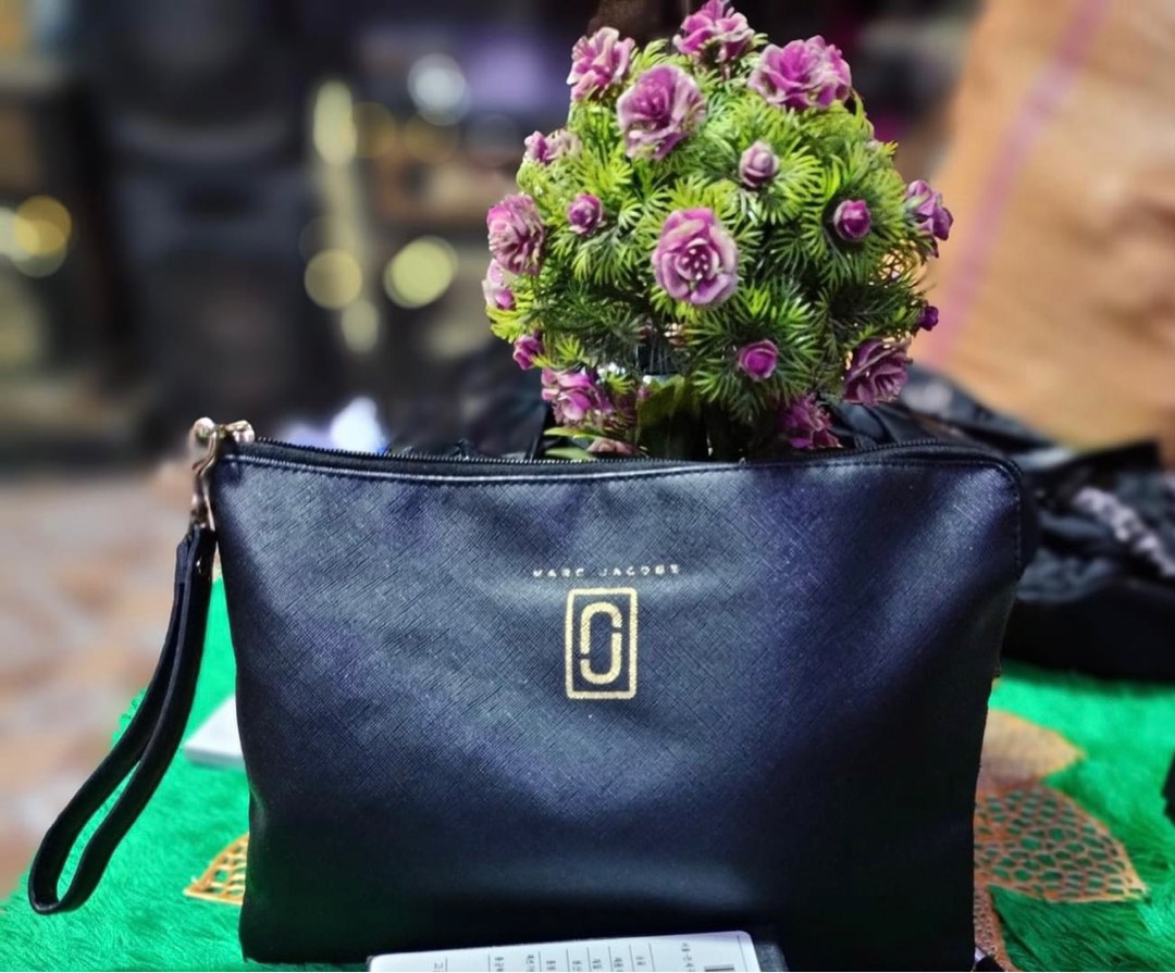 Marc jacobs wristlet pouch deals