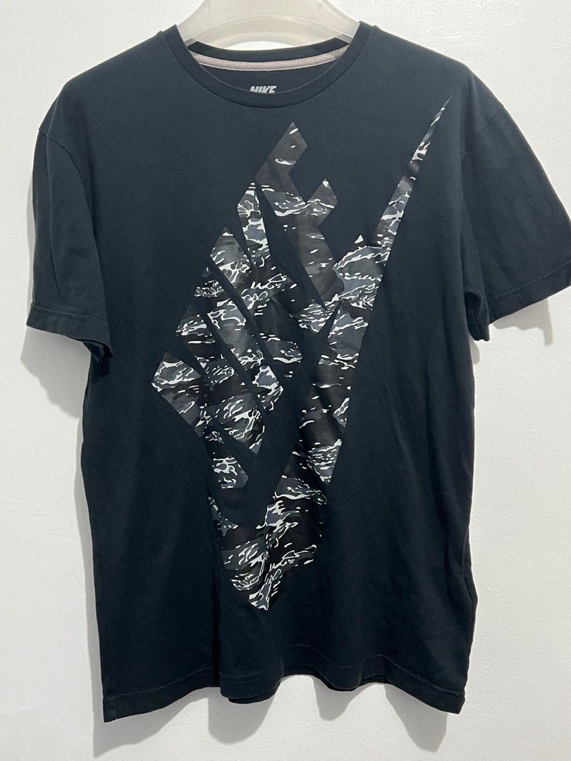 Nike Atmos Tee (Category: Tshirts & Polo Shirts ) located in Makati City. Submitted by Row23 (Listing ID 1280825791, Image 1). Description: Closet queen W 21.5 L 28 CR 9.2/10 XL on tag No issue Needs wash 300 +sf MOP Gcash JnT courier .