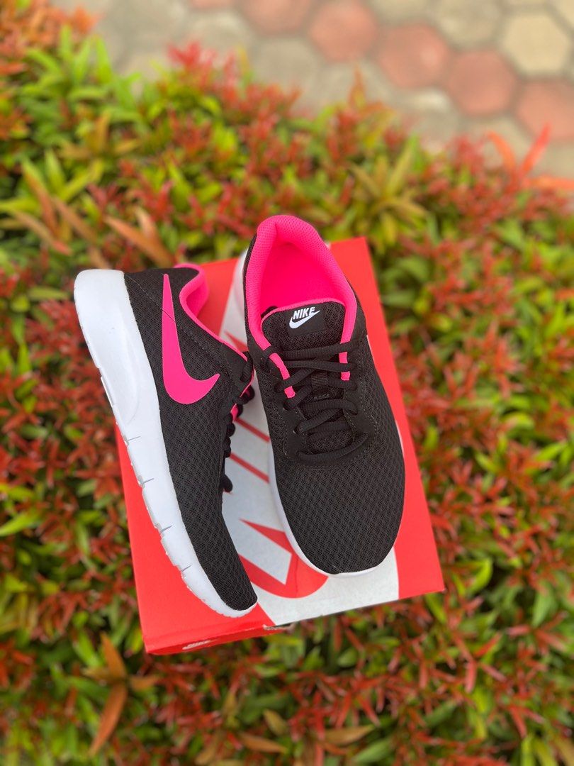 nike tanjun pink and black