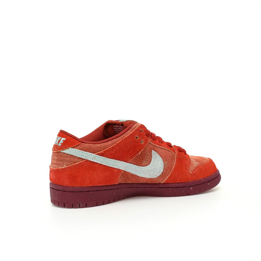Red nike sb dunk low store