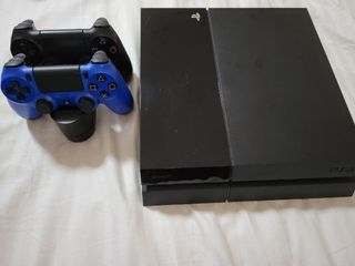 PS4 500gb with 2 controllers and charging dock