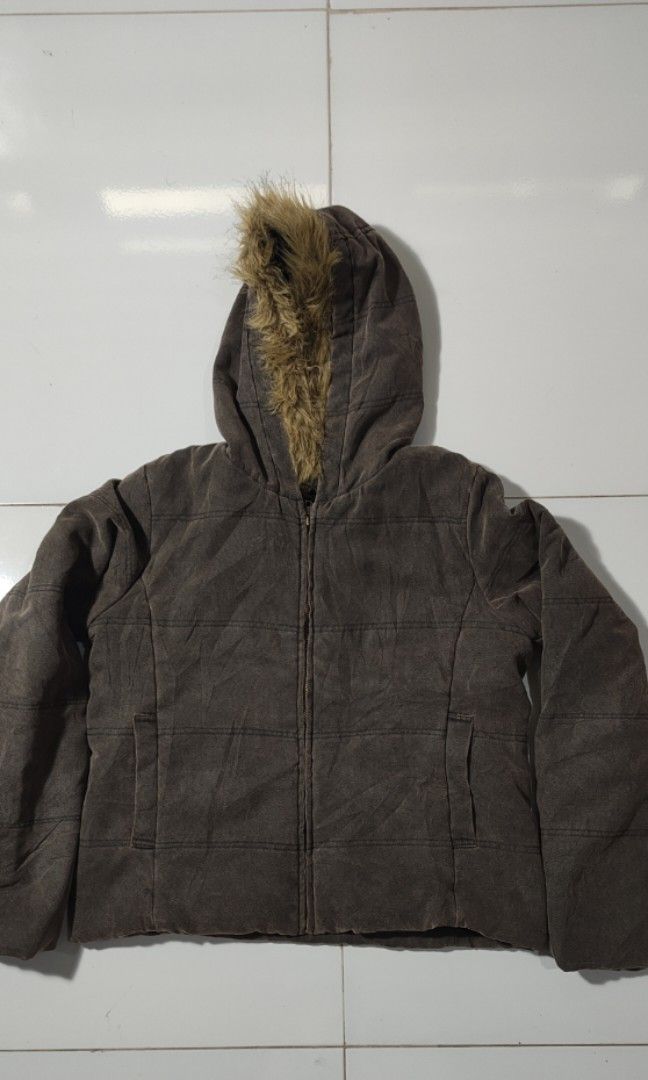 Quality Unisex Hoodie (Category: Coats, Jackets and Outerwear) located in Malilipot. Submitted by driprelic (Listing ID 1280909687, Image 1). Description: Dimensions: 20x21 (Needs wash) This item is selected ukay Limit your expectations Measurements might be slightly off Deliver via J&t || +shipping fee FEEL FREE TO MESSAGE ME FOR QUESTIONS.
