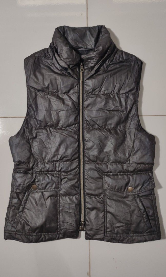 Quality Unisex Vest (Category: Coats, Jackets and Outerwear) located in Malilipot. Submitted by driprelic (Listing ID 1280901663, Image 1). Description: Dimensions: 17x22 (Needs wash) This item is selected ukay Limit your expectations Measurements might be slightly off Deliver via J&t || +shipping fee FEEL FREE TO MESSAGE ME FOR QUESTIONS.