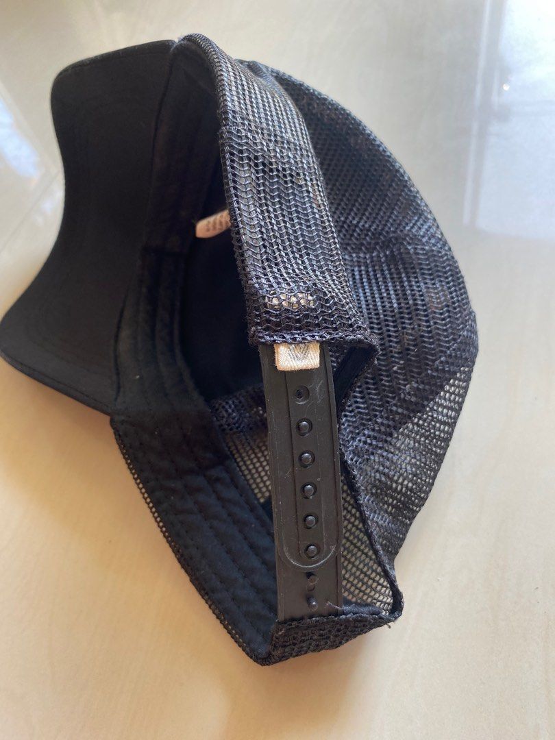 ROXY tracker cap (Category: Caps & Hats) located in San Juan, La Union. Submitted by prickleberry.ph (Listing ID 1280827834, Image 3). Description: almost brandnew ilang beses lg na gamit. sobrang ganda pa neto condition:10/10 color rate: 10/10.
