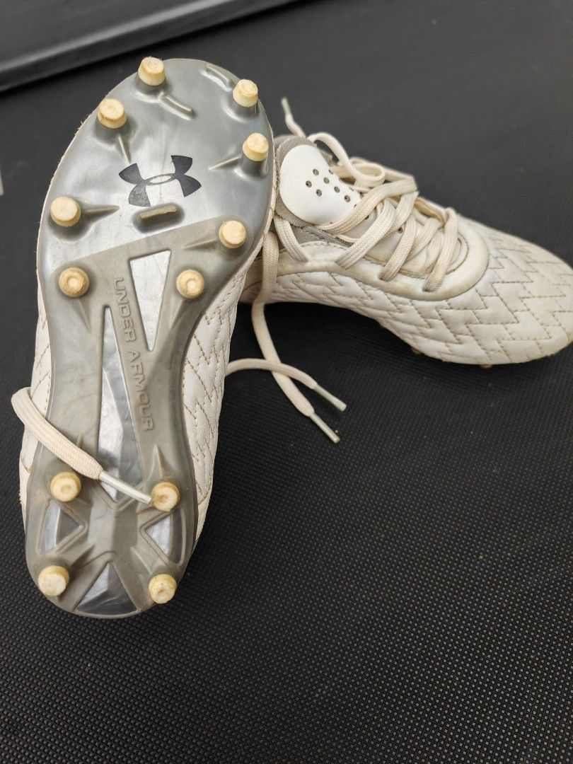 Under Armour Magnetico kids football boots Sports Equipment