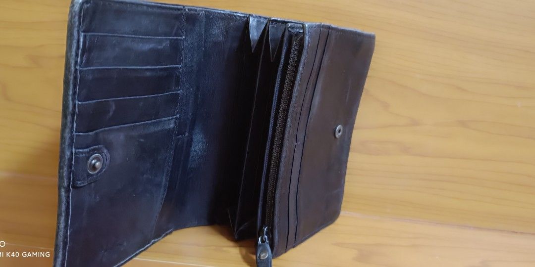 Unknown (Category: Wallets & Card holders) located in Lumut. Submitted by justmien87 (Listing ID 1280888545, Image 3). Description: soft leather condition 8/10.