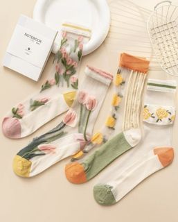 4 pair of flower pattern socks