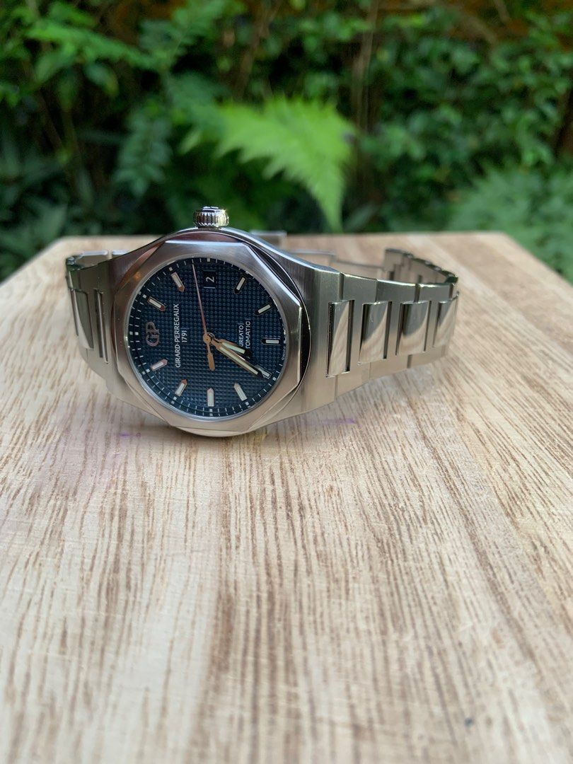38 mm laureato blue dial ref 81005. Discontinued GP. Girard Perregaux
