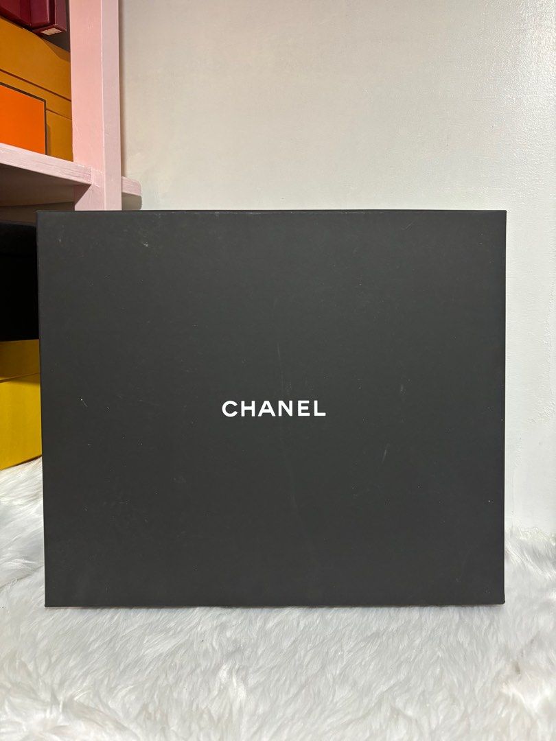 ‼️ Original Chanel Box ‼️ (Category: Luxury Bags & Wallets) located in Quezon City. Submitted by box.luxebycheng (Listing ID 1281040520, Image 2). Description: ✅ comes with paper lining ✅ with free ribbon ❌ not magnetic 📌 TO SAVE TIME, MAKE SURE THE SIZE IS ACCORDING TO YOUR LIKING BEDORE MAKING AN OFFER.