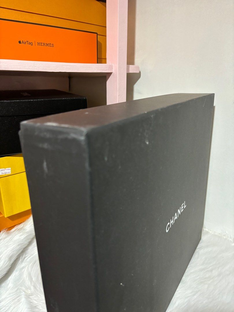 ‼️ Original Chanel Box ‼️ (Category: Luxury Bags & Wallets) located in Quezon City. Submitted by box.luxebycheng (Listing ID 1281040520, Image 3). Description: ✅ comes with paper lining ✅ with free ribbon ❌ not magnetic 📌 TO SAVE TIME, MAKE SURE THE SIZE IS ACCORDING TO YOUR LIKING BEDORE MAKING AN OFFER.
