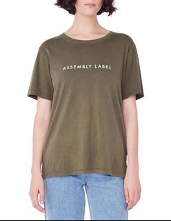 ASSEMBLY LABEL Everyday Logo Tee Olive Green - Cotton Shirt - With Jean, Zara, Realisation Par, Alo Yoga, Uniqlo, Cotton On, Brandy Melville Pull&Bear Asos Boteh Dissh Sir Aje Revolve Reformation