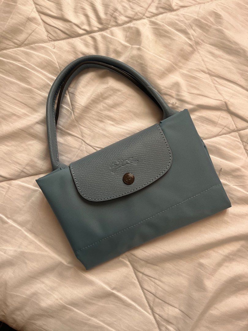 Authentic Longchamp Le Pliage Club Bag - Short Handle Large (Category: Shoulder Bags) located in Quezon City. Submitted by cbldeclutters (Listing ID 1281142259, Image 1). Description: Never been used Authentic - got as a gift last christmas Complete with dust bag.