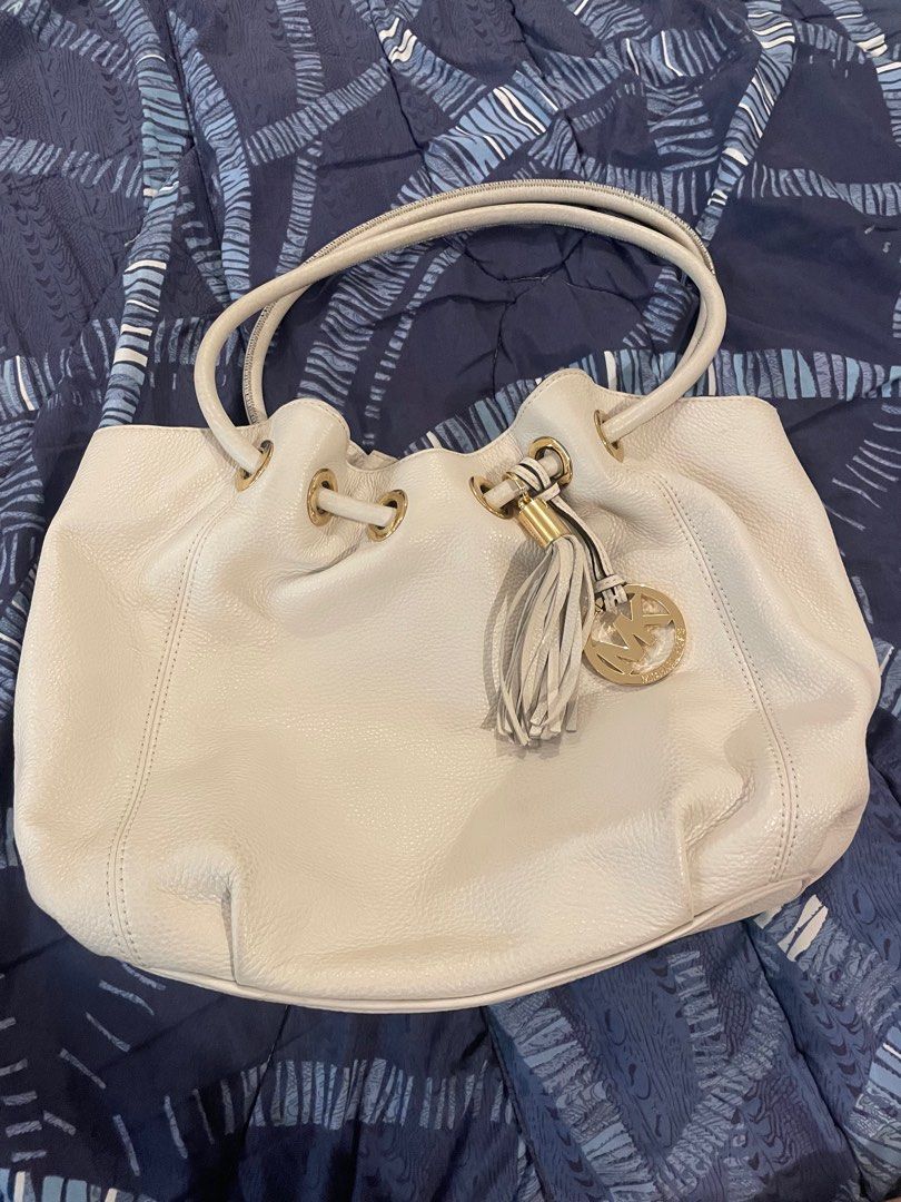 Authentic White Michael Kors Bag (Category: Luxury Bags & Wallets) located in Quezon City. Submitted by ncs.preloved (Listing ID 1281115359, Image 1). Description: Purchased in the US Price is negotiable Pm for more details Lightly Used .