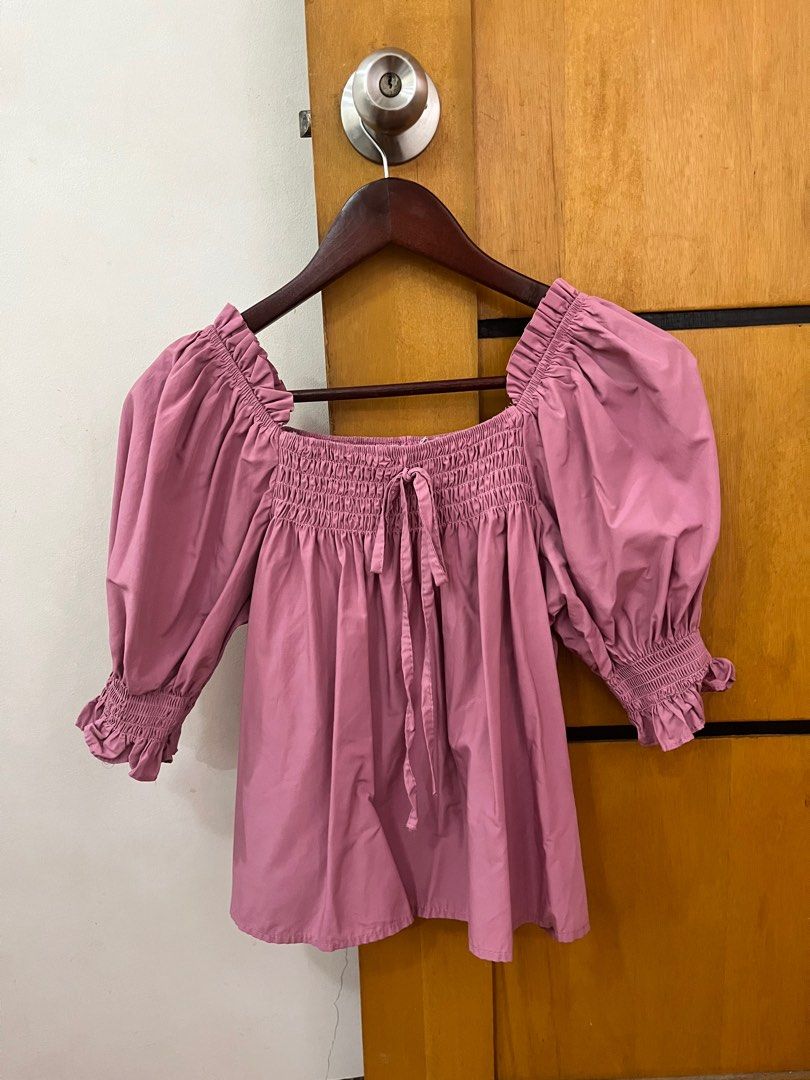 Boxy Top Blouse (Med to Semi L) (Category: Blouses) located in Marikina City. Submitted by VivRB (Listing ID 1281034389, Image 1). Description: RSF : Doesnt fit my size. No flaw. No Size on Tag (best fit Medium to Semi-Large) Boxy Type that perfectly hangs on your body Perfect pair for a more fashionable weekend dates or errands. Please message me should you need more pics or details about the item. MOP: FT thru GCash or BDO.