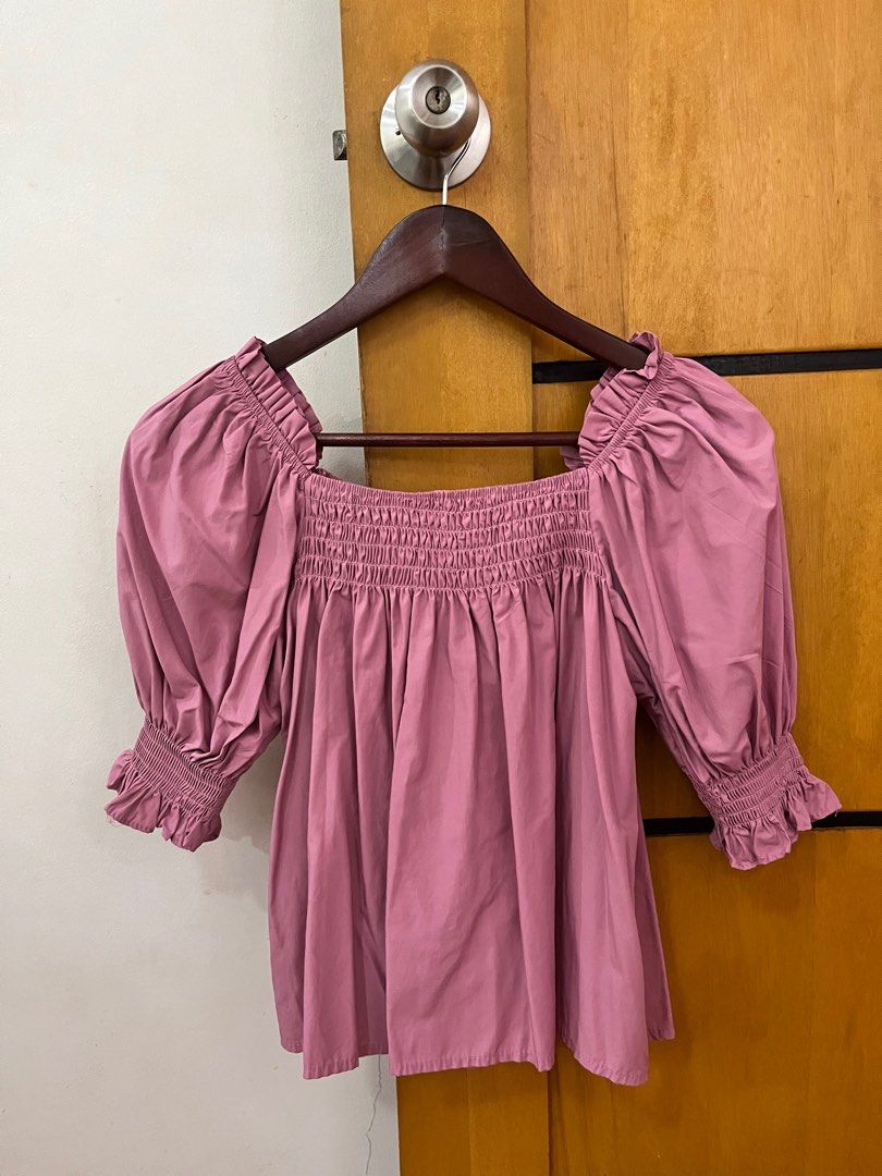 Boxy Top Blouse (Med to Semi L) (Category: Blouses) located in Marikina City. Submitted by VivRB (Listing ID 1281034389, Image 2). Description: RSF : Doesnt fit my size. No flaw. No Size on Tag (best fit Medium to Semi-Large) Boxy Type that perfectly hangs on your body Perfect pair for a more fashionable weekend dates or errands. Please message me should you need more pics or details about the item. MOP: FT thru GCash or BDO.
