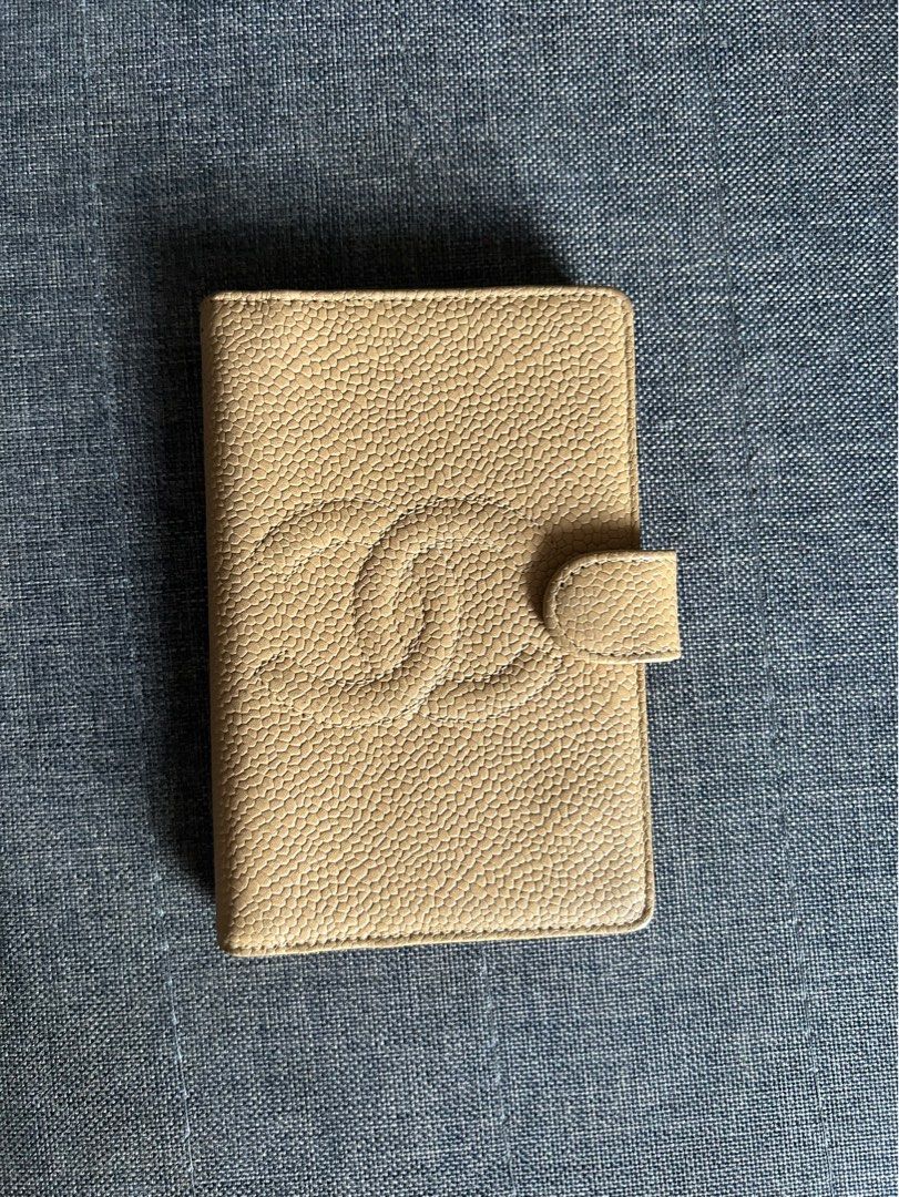 Chanel Caviar Agenda (Category: Luxury Bags & Wallets) located in Santa Rosa. Submitted by lbx89 (Listing ID 1281001448, Image 1). Description: Chanel caviar agenda guaranteed authentic super nice pa flaw to take note: please see pic, holo cut out.