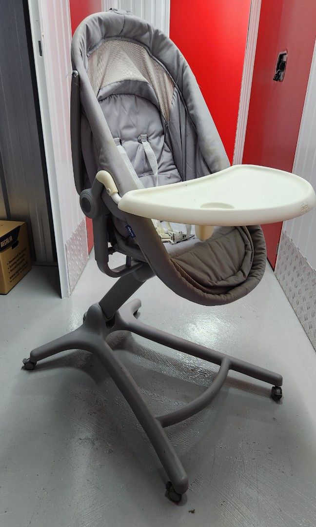 Chicco Baby Hug 4 in 1 with tray table and mattress Babies