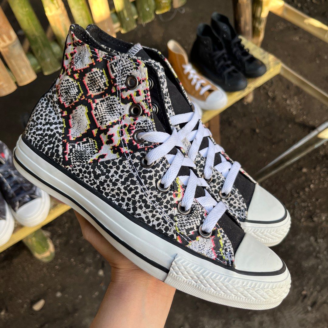 Converse multi panel top