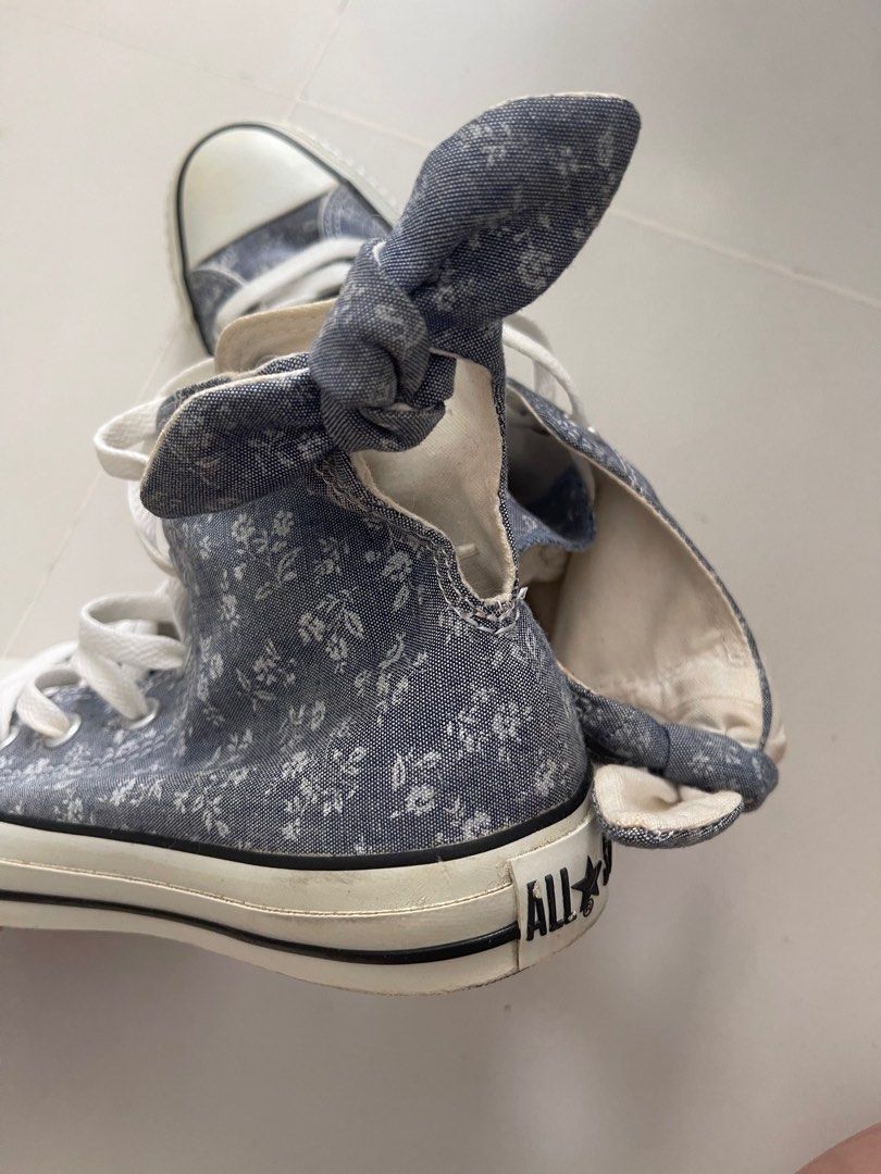 converse with star on back