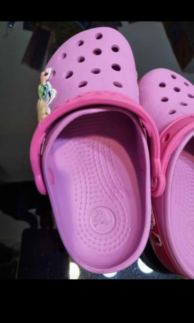 Bugis crocs outlet