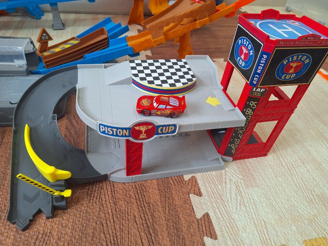 Disney pixar cars piston cup 2024 racing garage