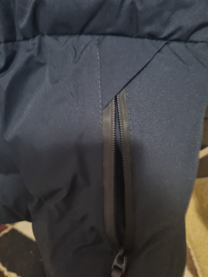 Down jacket (Category: Coats, Jackets and Outerwear) located in Singapore. Submitted by caratx (Listing ID 1281141036, Image 4). Description: bought size L but fits well on men Size S. thus, let go.