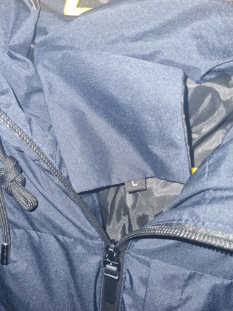 Down jacket (Category: Coats, Jackets and Outerwear) located in Singapore. Submitted by caratx (Listing ID 1281141036, Image 2). Description: bought size L but fits well on men Size S. thus, let go.