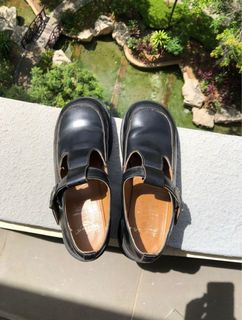 Dr martens black hot sale winona flat shoes