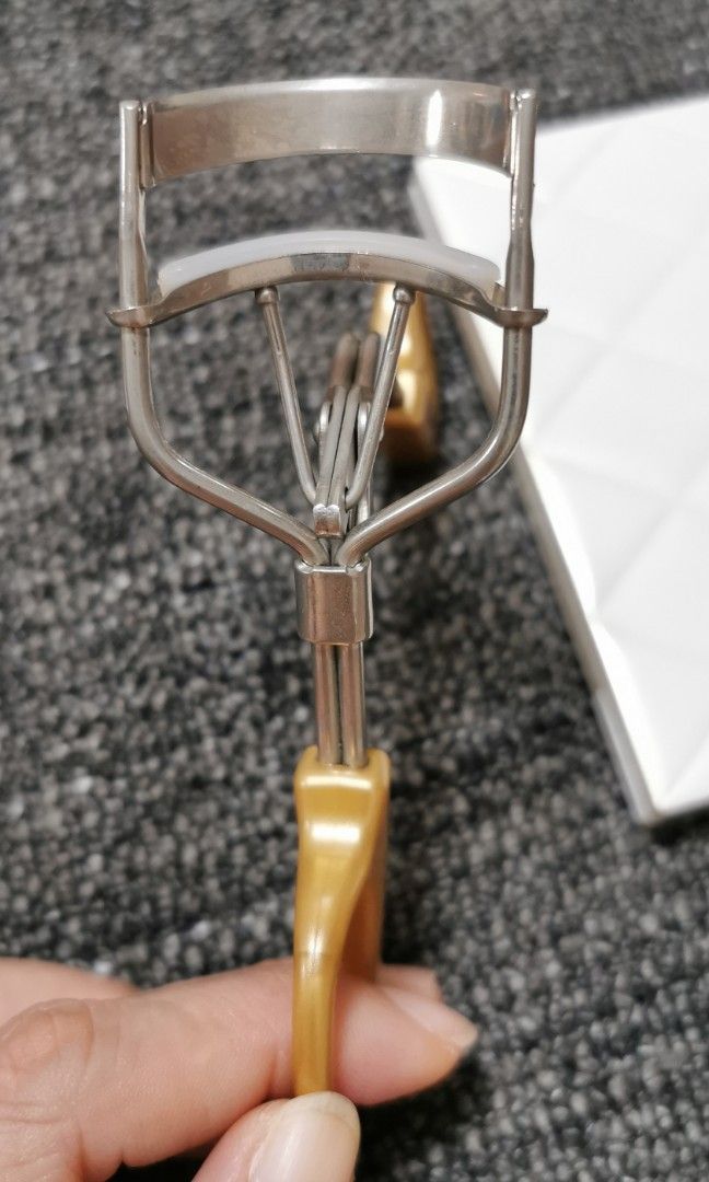 Eyelash curler sales with spring