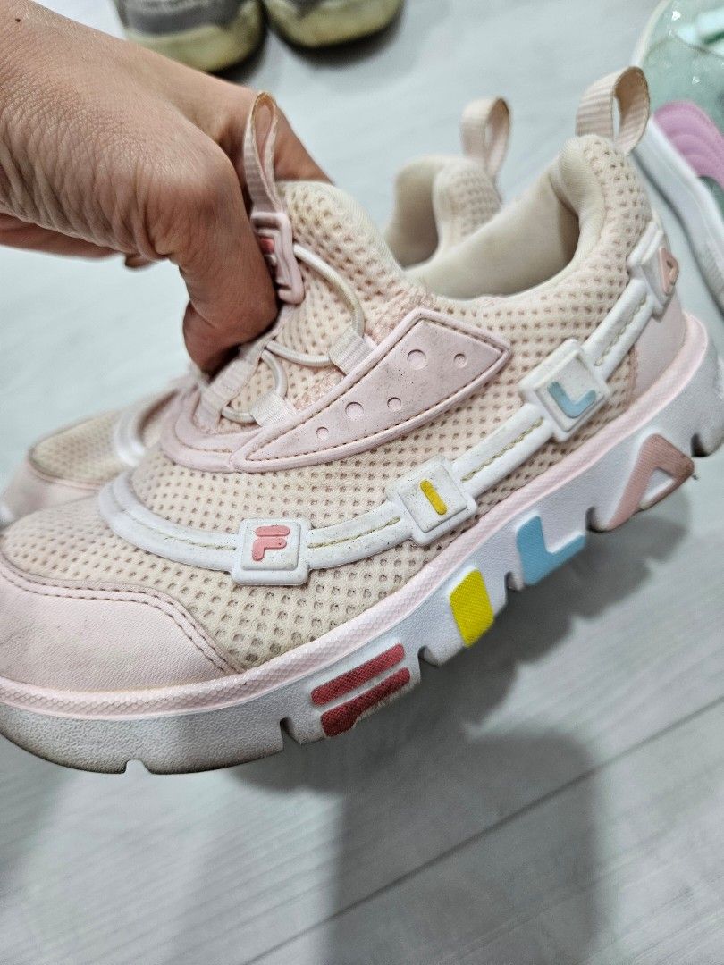 Fila white deals girl shoes